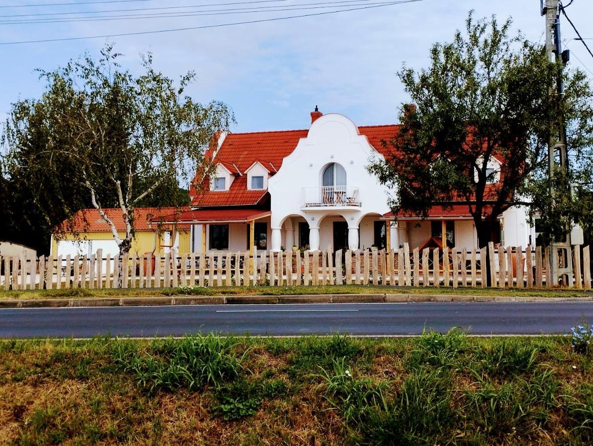 Regori Haz Hotel Balatongyorok Ngoại thất bức ảnh