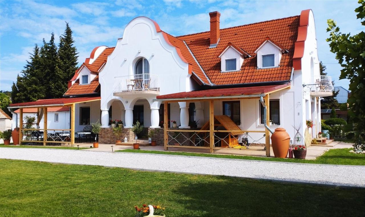 Regori Haz Hotel Balatongyorok Ngoại thất bức ảnh